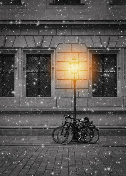 冬の街灯に2台の自転車が — ストック写真