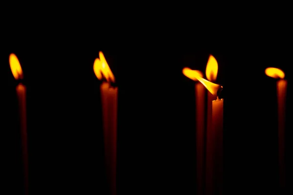 Płonące świece w nocy — Zdjęcie stockowe