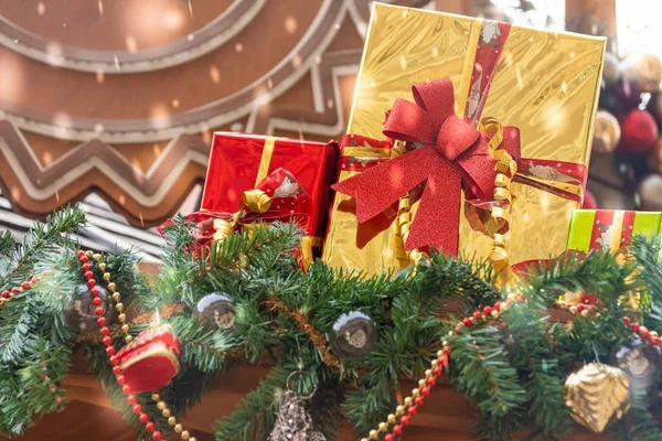 Schöne Weihnachtsgeschenke und Dekorationen — Stockfoto