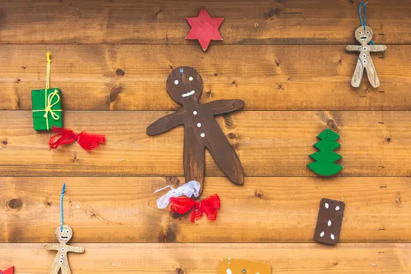 木製の壁にカラフルなクリスマスの装飾 — ストック写真