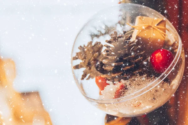 Bola decorativa de Navidad con nieve —  Fotos de Stock