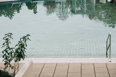 yüzme havuzu merdivenleri açık havuzda