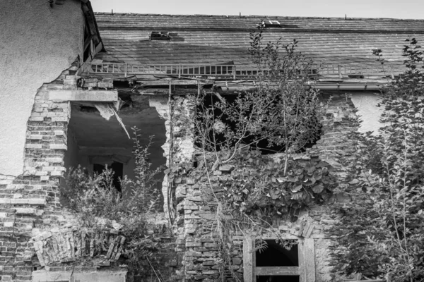 Broken old brick house with destroyed wall — Stock Photo, Image