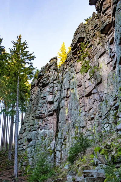 Alte rocce nella natura in autunno — Foto Stock