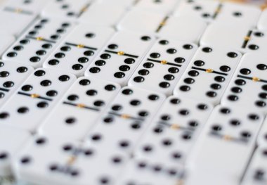 Çok sayıda domino taşı yakın planda