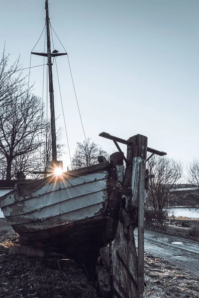 Gamla träbåt på land — Stockfoto
