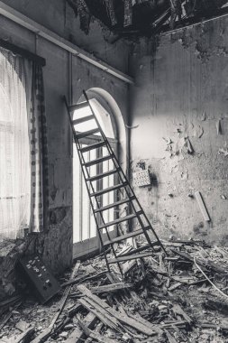 Merdiveni olan eski bir yer.