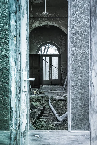 Destroyed lost place with old door — Stock Photo, Image