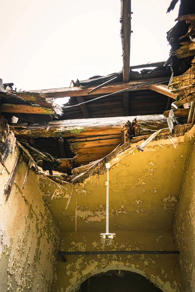 Oude verloren plek met ingeklapt plafond — Stockfoto