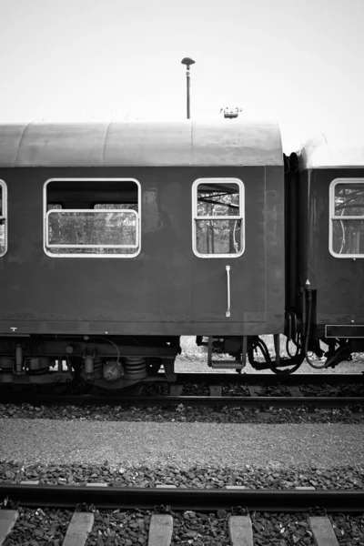 Siyah beyaz eski tren vagonu. — Stok fotoğraf