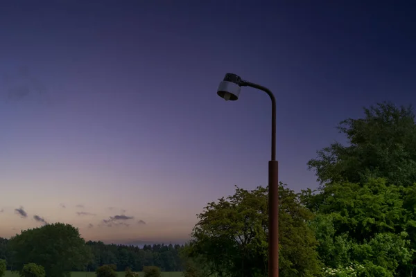 Viejo farol en la puesta de sol en la naturaleza —  Fotos de Stock