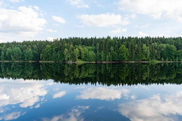Bos meer met blauwe lucht en wolken — Stockfoto