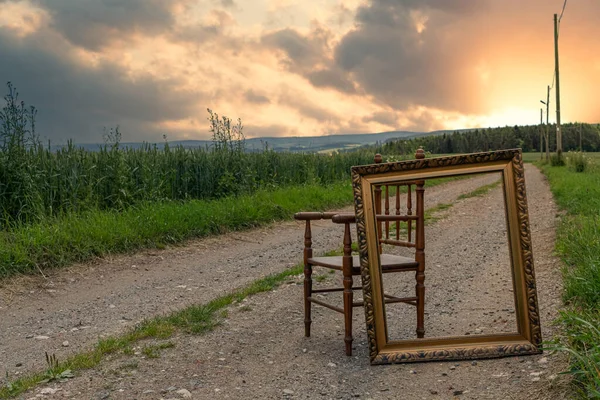 Silla con marco de imagen en una puesta de sol idílica —  Fotos de Stock