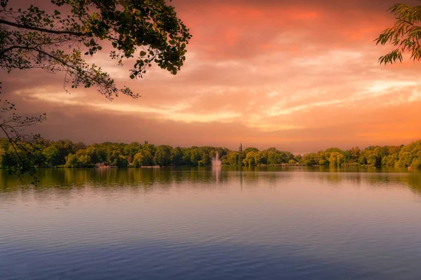 Idylliczne jezioro w zachodzie słońca w lecie — Zdjęcie stockowe