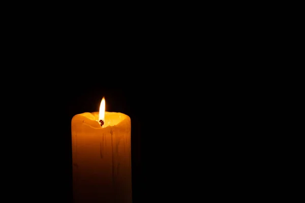 A single burning candle in the dark — Stock Photo, Image