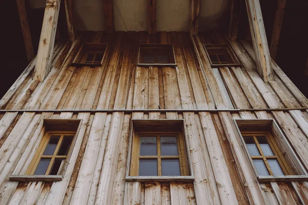 Una vecchia casa in legno con finestre in legno rustico — Foto Stock