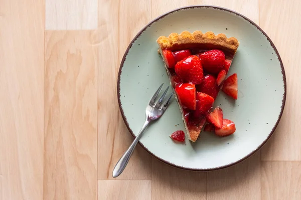 A piece of fresh strawberry cake on a decorative plate — Stock Photo, Image