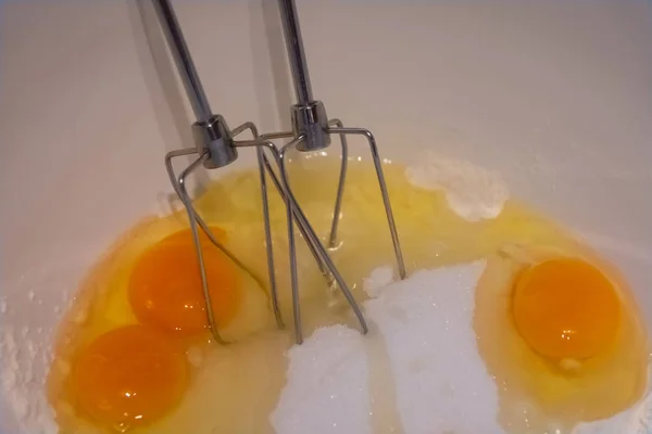 小麦粉と卵を混ぜ合わせ — ストック写真