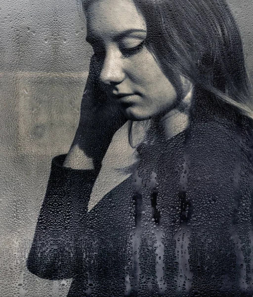 Молодая Женщина Смотрит Сквозь Капли Влаги Воды Окно Вызванное Дождём — стоковое фото