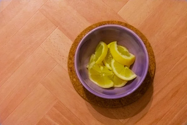 Eine Schüssel voll geschnittener Zitronen — Stockfoto
