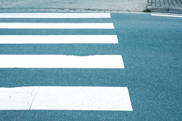 Zebra Çizgileri Sağda Boş Alan Olan Bir Yolda — Stok fotoğraf