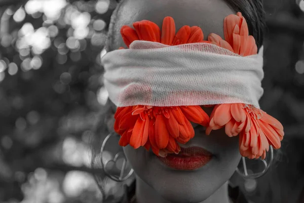 Женщина Красной Помадой Кольцом Серьги Красными Цветами Перевязанными Глаза Выборочным — стоковое фото