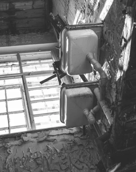 旧的破烂不堪的房子 从下面可以看到黑白相间的景象 — 图库照片