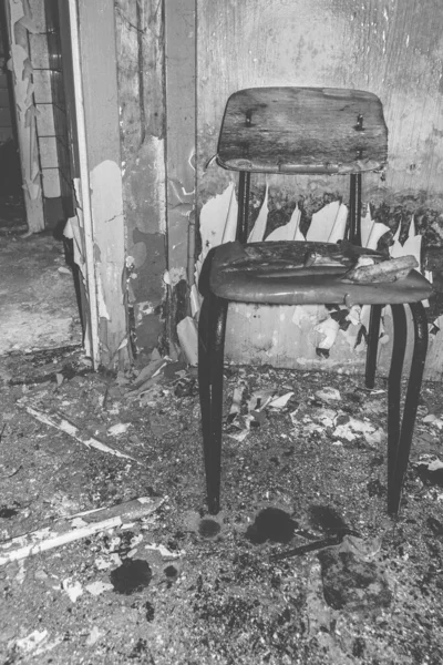 Une Vieille Chaise Bois Dans Une Maison Délabrée Noir Blanc — Photo