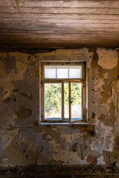 Una Vieja Habitación Vacía Ruinas Con Ventana Abierta — Foto de Stock