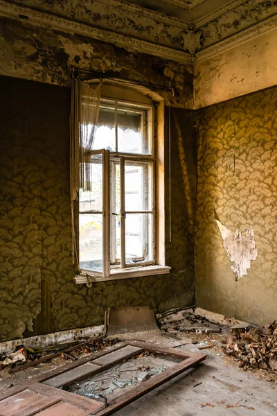 Una Vieja Habitación Vacía Ruinas Con Ventana Abierta — Foto de Stock