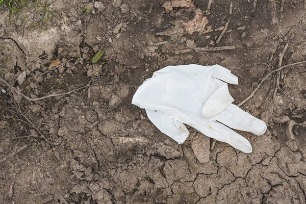 Een Enkele Witte Beschermende Handschoen Aarde Met Uitzicht Van Bovenaf — Stockfoto