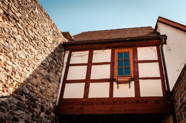 Aşağıdan manzaralı eski ahşap çerçeveli ev