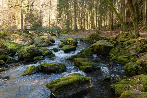 在自然环境和资源的概念中 水流湍急的河流或溪流 周围环绕着绿色苔藓岩 呈白色湍流 — 图库照片
