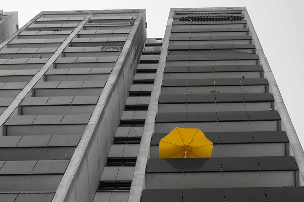 Żółty Parasol Lub Parasol Wiszący Nad Balkonem Wysokim Szarym Wieżowcu — Zdjęcie stockowe