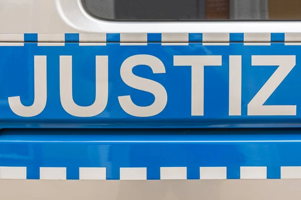 ドイツの警察の車は正義という言葉で ストック画像