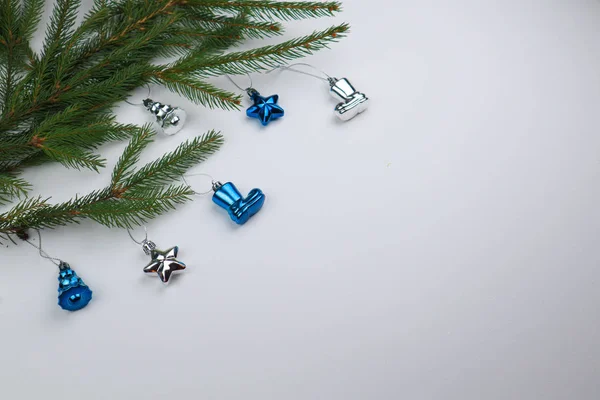 Yeni yıl arifesi düzüşmesi. Noel ağacı ve süslemeler. 2020 yılı. Merr