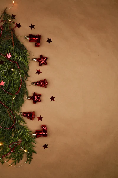 Yeni yıl arifesi düzüşmesi. Noel ağacı ve süslemeler. 2020 yılı. Merr