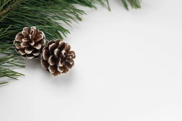 Yeni yıl arifesi düzüşmesi. Noel ağacı ve süslemeler. 2020 yılı. Merr