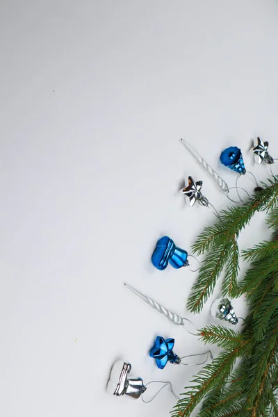 Yeni yıl arifesi düzüşmesi. Noel ağacı ve süslemeler. 2020 yılı. Merr