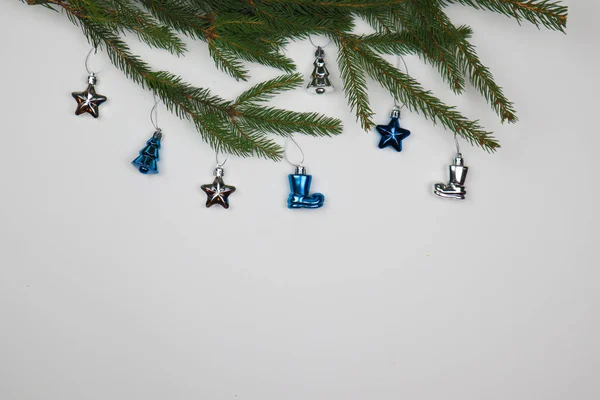 Yeni yıl arifesi düzüşmesi. Noel ağacı ve süslemeler. 2020 yılı. Merr