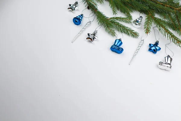 Yeni yıl arifesi düzüşmesi. Noel ağacı ve süslemeler. 2020 yılı. Merr