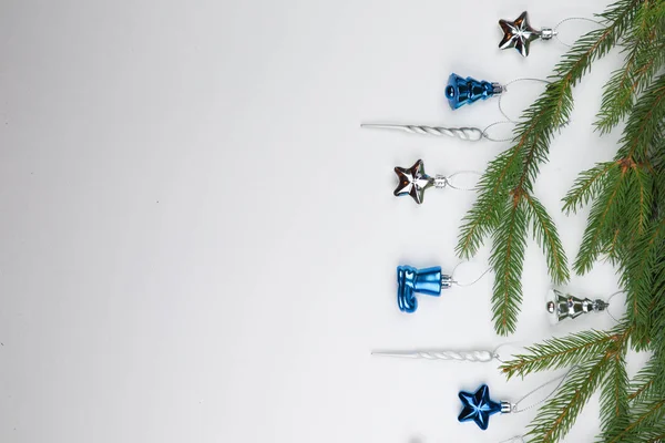 Yeni yıl arifesi düzüşmesi. Noel ağacı ve süslemeler. 2020 yılı. Merr