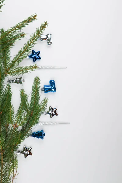 Yeni yıl arifesi düzüşmesi. Noel ağacı ve süslemeler. 2020 yılı. Merr