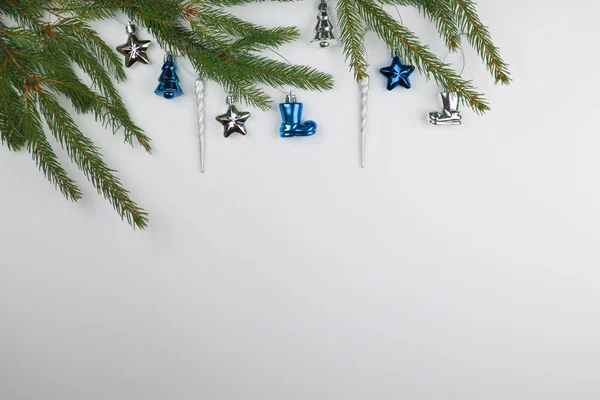 Yeni yıl arifesi düzüşmesi. Noel ağacı ve süslemeler. 2020 yılı. Merr