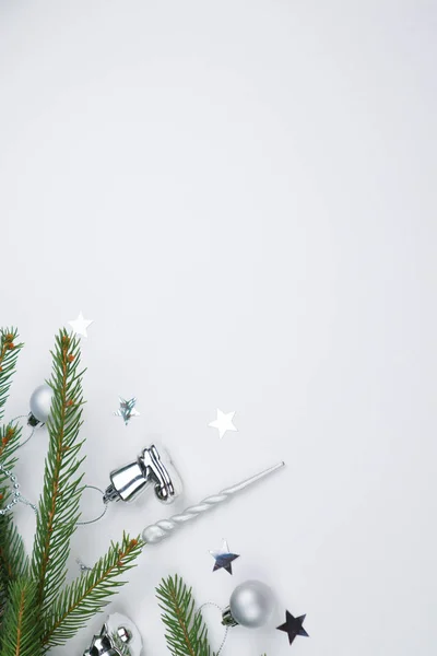 Yeni yıl arifesi düzüşmesi. Noel ağacı ve süslemeler. 2020 yılı. Merr