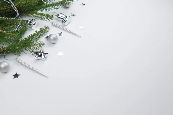 Yeni yıl arifesi düzüşmesi. Noel ağacı ve süslemeler. 2020 yılı. Merr