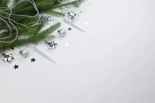 Yeni yıl arifesi düzüşmesi. Noel ağacı ve süslemeler. 2020 yılı. Merr