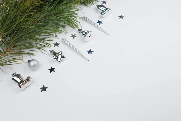 Yeni yıl arifesi düzüşmesi. Noel ağacı ve süslemeler. 2020 yılı. Merr