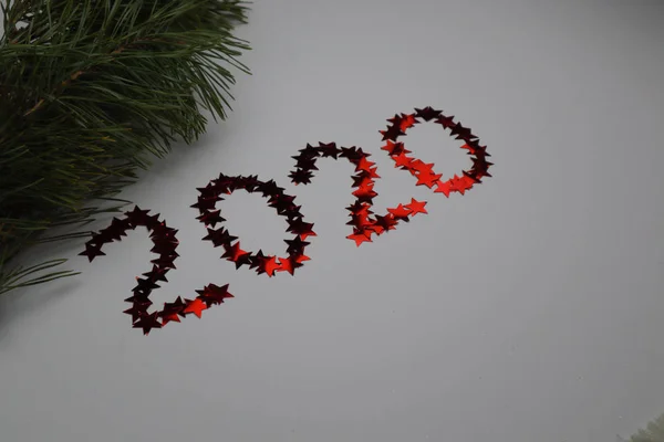 Yeni yıl arifesi düzüşmesi. Noel ağacı ve süslemeler. 2020 yılı. Merr