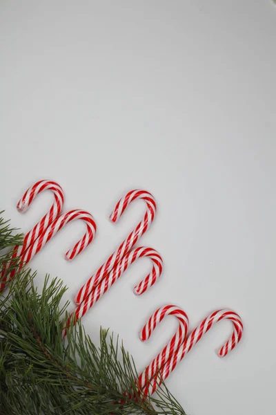 Yeni yıl arifesi düzüşmesi. Noel ağacı ve süslemeler. 2020 yılı. Merr